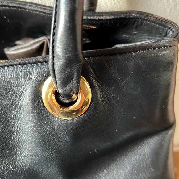 Chanel Authentic Vintage Leather Monogrammed CC leather handbag - Picture 6 of 17